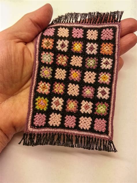 Bei weichem boden wie z.b. grannysquare dollhouse miniature rug. | Barbie puppenhaus ...