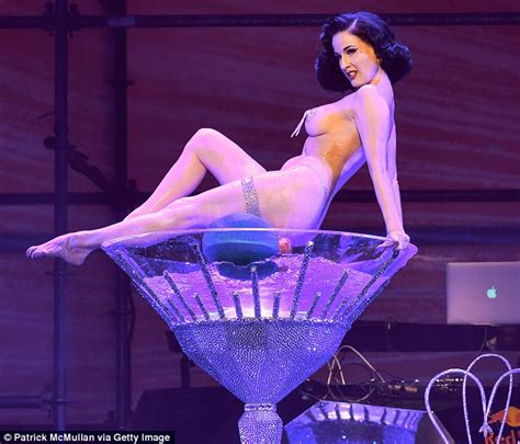 Dita von teese attends the cointreaupolitan cocktail party. Dita Von Teese has love-affair with Aussie avocado | Daily ...