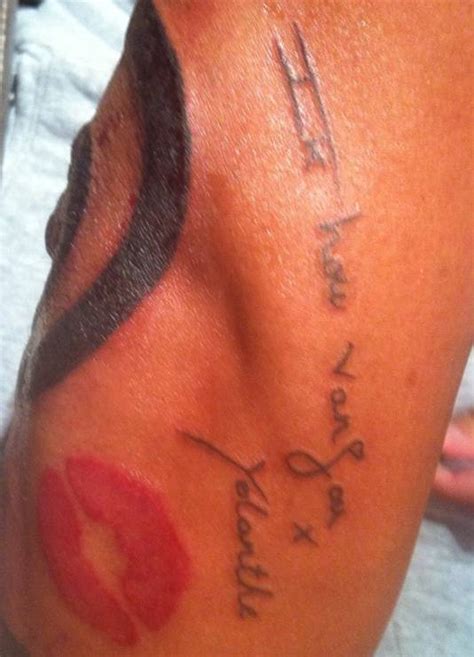 Yolanthe zet tattoo op arm van Wesley: 'Ik hou van jou ...