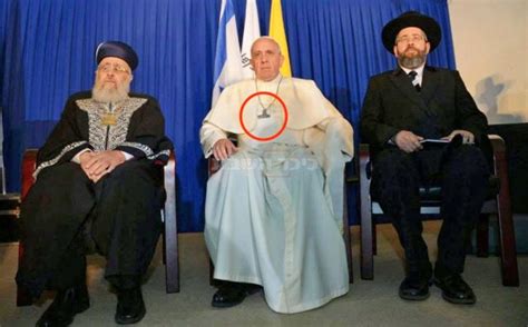 Papież franciszek zakłada maseczkę źródło: Papież Franciszek Antychryst - Benedykt Xvi O ...