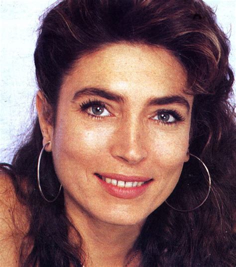 Pour financer ses études, elle fait en 1983 ses premiers pas à la télévision en tant que speakerine sur la chaîne régionale fr3 provence. Top 16 des animateurs TV qui ont vraiment bien changé au ...