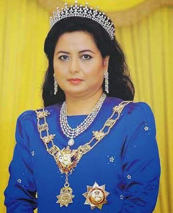 Raja zarith, who has a bachelor of arts in chinese studies from the university of oxford and also a masters in arts, is a known advocate of malaysia being a multicultural and multiracial country. Malaysian Royalty: Johor Consort Diamond Tiara, Diamond ...