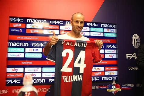 Rodrigo palacio (bologna) right footed shot from the left side of the box is high and wide to the left. Palacio: "Bologna: un'idea che mi piaceva ed ora sono qua ...