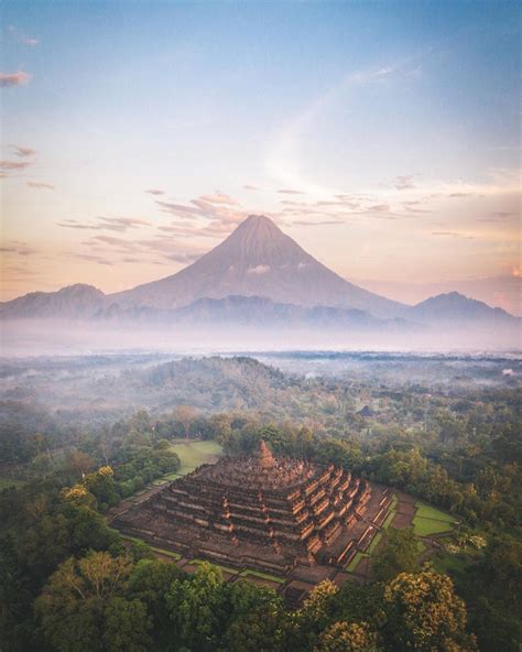 Dengan harga tiket masuk relatif terjangkau. Candi Borobudur Yogyakarta