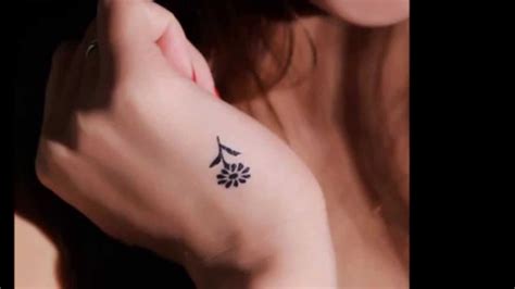 Nếu chị em cũng là tín đồ của nghệ thuật xăm hình thì còn chần chờ gì nữa mà không chọn cho mình một hình xăm đẹp đơn giản mới lạ, ấn tượng thể hiện cá tính của bản thân nhỉ. 8 hình xăm hoa văn đơn giản mà đẹp cho nam và nữ - YouTube