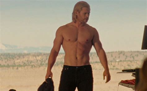 Büntetésül a földre száműzik, ahol kénytelen az emberek között élni. Chris Hemsworth enseña piels en el nuevo tráiler de «Thor ...