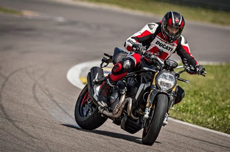 Distância entre eixos 1,615 mm. Ducati Monster 1200 S "Black on Black": naked da 147 CV ...