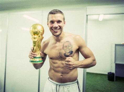 Kürzlich richtete er in einem emotionalen beitrag liebevolle worte an seine frau und bedankte sich dafür, dass sie stets an seiner seite ist. Podolski: Sein Sohn ist wertvoller als WM-Titel ...