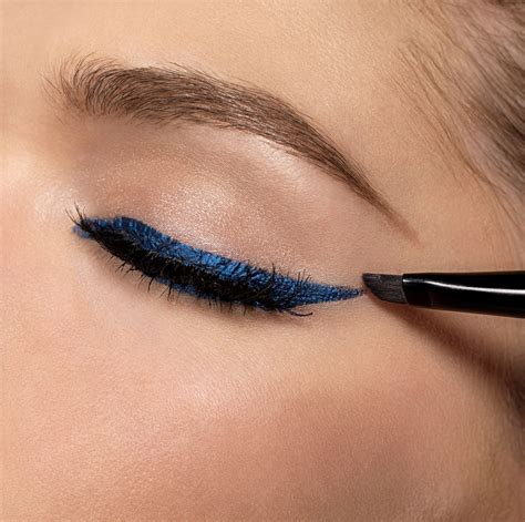 It not only accentuates your eyes but also makes them dazzle without much effort. How to Apply Eyeliner Without Driving Yourself Crazy | How to apply eyeliner, Eye makeup ...