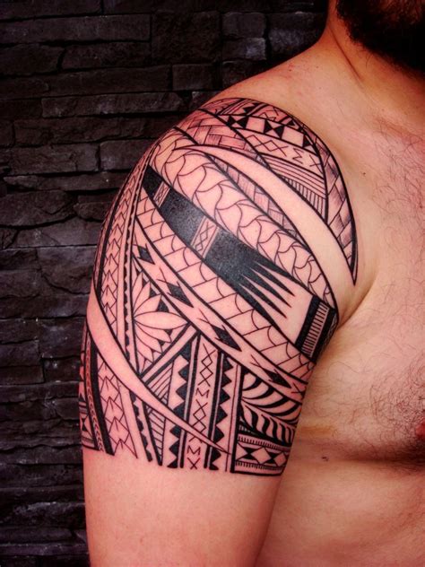 Portraits, floral designs, tribal, mandala, crosses, butterflies, animals, zodiac symbols, quotes and lettering are very popular choices for shoulder blade tattoos. 57 Fantastic Maori Shoulder Tattoos