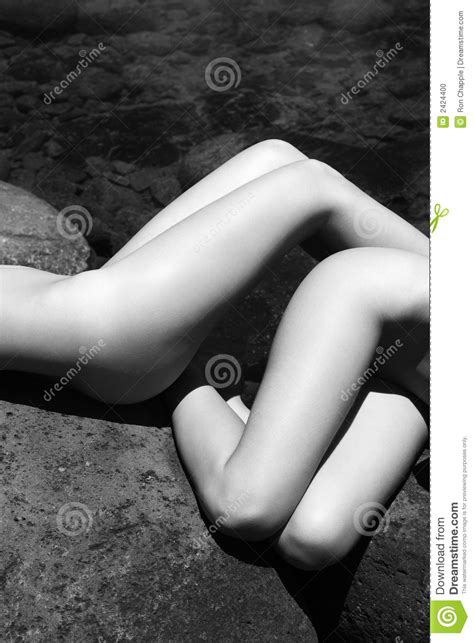 Naakte milfs en rijpe vrouwen die jouw buurvrouw kunnen zijn. Naakte vrouwen op rotsen. stock foto. Afbeelding bestaande ...