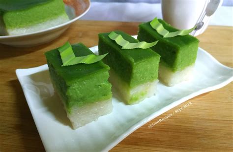 • kocok ringan telur menggunakan whisk. Resep Kue Lapis Ketan Srikaya Pandan - Resep Neti