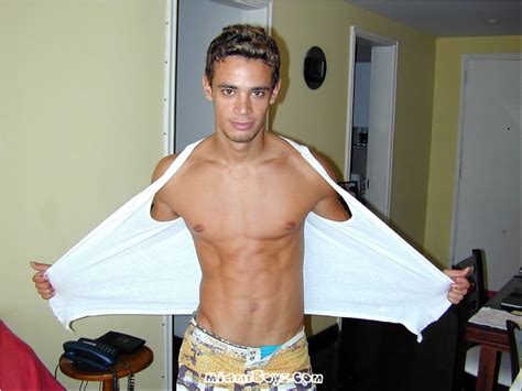 Ho letto e accetto l'informativa sulla privacy. Latin guy posing