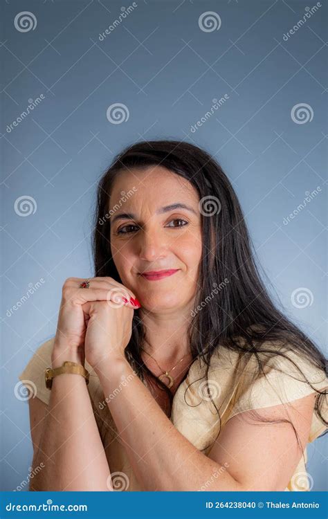 Une Jeune Femme D'affaires, Avocate, Les Mains Proches Du Visage Photo ...