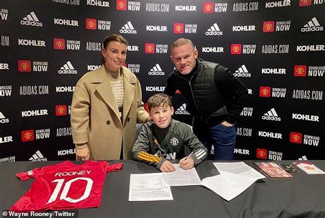 Fifa 10 has received high critical acclaim, with a 90% aggregate rating at metacritic and a 89% aggregate rating on gamerankings. Wayne Rooney's oldest son, Kai, signs for Manchester ...