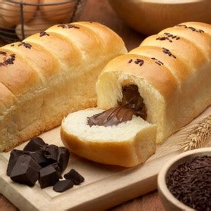 Kue bolu gulung adalah kue bolu yang dipanggang menggunakan loyang dangkal, yang dapat diisi dengan selai atau krim mentega kemudian digulung. Bolu Gulung Holland Bakery / Jual Bolu Gulung Pandan Kota ...