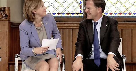 Cora van nieuwenhuizen stapt op als demissionair minister van infrastructuur en waterstaat. Van Nieuwenhuizen meldt zich als opvolger Rutte ...