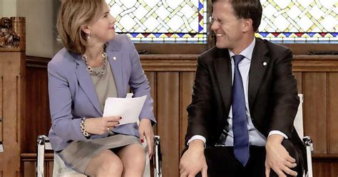 Membre du parti populaire pour la liberté et la démocratie (vvd), elle est ministre des infrastructures et des eaux dans le troisième cabinet de mark. Van Nieuwenhuizen meldt zich als opvolger Rutte ...