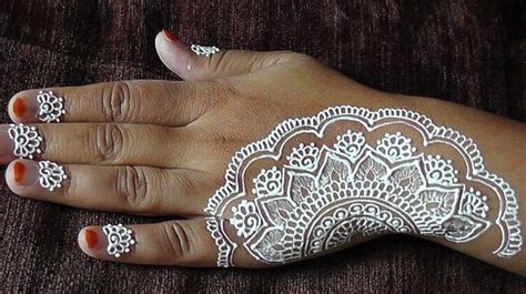 35 motif henna tangan pengantin yang simple, cantik, putih dan elegan. henna putih tangan motif bunga | Tato henna, Tato putih, Henna