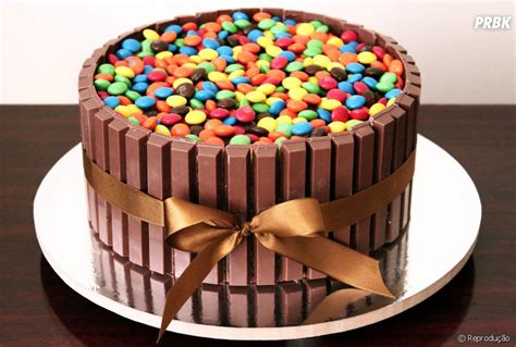 La torta kit kat e smarties è un dolce molto diffuso in rete, dove la base e la la ricetta della mia torta kit kat prevede una base simile a quella che ho usato per la torta ferrero rocher, una farcia di panna. E aquela maravilhosa torta de Kit Kat que virou moda por ...