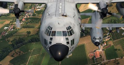 Politiediensten benelux nemen deel aan klopjacht op zwaarbewapende militair, nieuwe actie gaande. Belgische C-130 vertrokken: 65 militairen voor een jaar ...