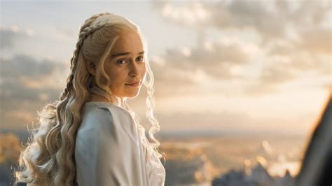 Daenerys'in khal drogo'yu kendisine aşık etmesinin ardından akıl oyunları ile onu doldurması ve abisinin hak ettiği cezayı alması için uğraşması da. Game of Thrones' Daenerys Targaryen Would Be a Formidable ...