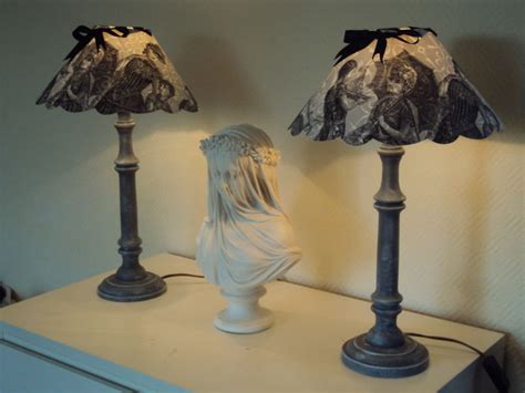 With the ghost of his mother compelling him, ed can no longer resist the allure of plainfield's women, and his fierce desire. paire de lampe patinées et abat jour en toile de jouy ...