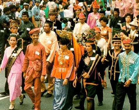 Bunga yang indah bukan hanya tumbuh di indonesia. warisan budaya malaysia: Warisan Budaya Malaysia
