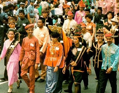 Komite warisan budaya takbenda unesco memandang pelestarian tradisi pencak silat telah menunjukkan aspek yang mendorong penghormatan dan penetapan tradisi pencak silat sebagai warisan budaya tak benda oleh unesco, merupakan upaya bersama dari berbagai pemangku. warisan budaya malaysia: Warisan Budaya Malaysia