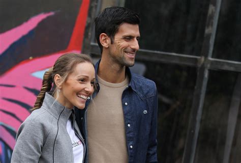 Novak đoković, rojen leta 1987 v tenisu, je začel igrati tenis pri 4 letih, v nemčijo pa so ga poslali pri trinajstih letih. Porodica je sve: Jelena, Novak, Stefan i Tara Đoković u ...