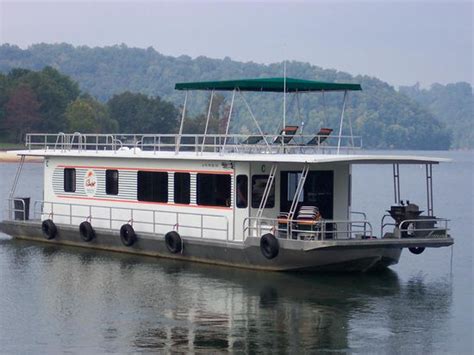 Enjoy the ease of keeping your boat in the water on one of our docks. Dale Hollow Lake - Houseboats Rentals