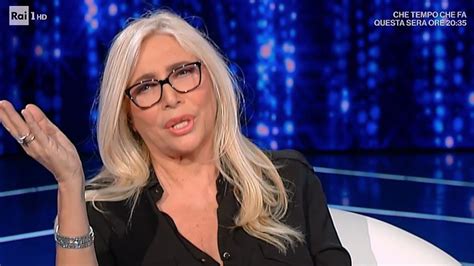 Mara venier, all'anagrafe mara provolieri, è una conduttrice ed opinionista della televisione molto famosa ed apprezzata dal pubblico. Domenica in, le anticipazioni sugli ospiti di Mara Venier ...