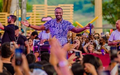 Um brinde ao estilo de vida do carioca. thiaguinho-encerra-o-tardezinha-neste-domingo-15-com-show ...