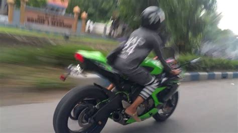 Disusul dengan ninja n dari 23,4jt menjadi 24,550jt dan ninja vr dari 23,9jt menjadi 24,75jt. Download 97 Gambar Wanita Naik Motor Ninja Terkeren | Motor Jepit