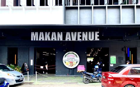 Ada pelbgai jenis menu makanan, kuih muih & minuman. Pekena Cendol Kampung Hulu di Makan Avenue Melaka