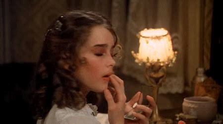 Narra la historia de una niña de doce años (brooke shields) que vive en un burdel de nueva orleans. brooke shields on Tumblr