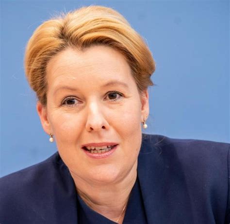 Bundesfamilienministerin franziska giffey verzichtet auf das führen ihres doktortitels. Ministerin Giffey peilt vorerst nicht den SPD-Vorsitz an ...