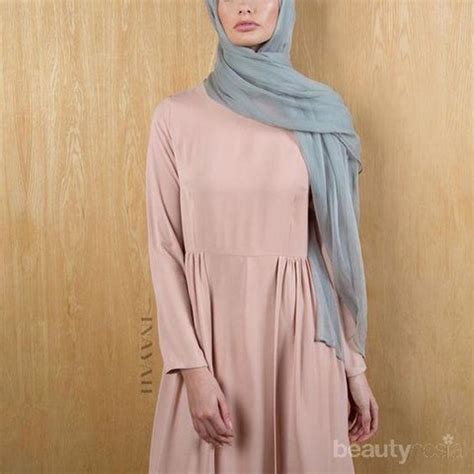 Warna dasar yang mengambil warna biru. Nah, Ini Dia Kombinasi Warna yang Cocok dengan Hijab Warna ...