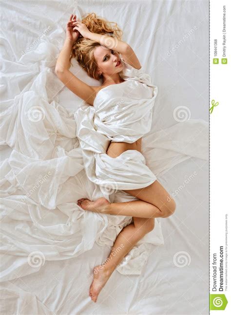 Ma femme nue en levrettevu 482 fois. Belle Femme Nue Sur Le Lit Blanc Photo stock - Image du modèle, charme: 108441368