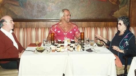 Terry gene bollea (augusta (georgia), 11 augustus 1953), beter bekend als hulk hogan, is een amerikaans acteur en voormalig professioneel worstelaar. Hulk having dinner with his parents | Pro wrestling, Wwf