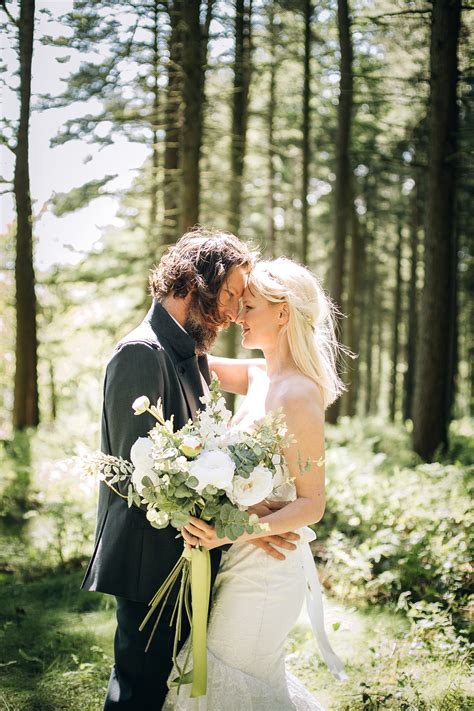 Finding a wedding photographer is not only about choosing a pro who takes great pictures. Natural romantic: Stacey Mae Photography wedding in the woods - Real Weddings | Easy Weddings UK