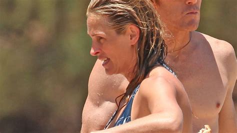 Auch jenseits der in hollywood akzeptierten 20 oder 30 ergatterte die schauspielerin in filmen wie eat, pray. Julia Roberts zeigt sich ganz ungeniert im Bikini ...