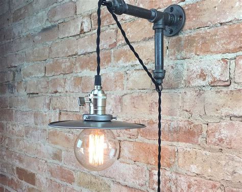 Somit bleibt die lampe selbst bei intensiver krafteinwirkung fest verankert. Die Brewers Vanity Light ist ein industrieller perfekt für ...