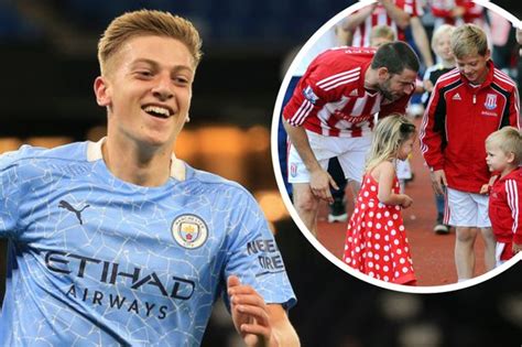 He is 17 years old from england and playing for manchester city in the england premier league (1). Liam Delap: Sao mai Man City, con trai của thần ném biên EPL