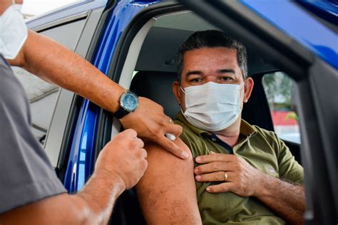 Assim, serão vacinadas pessoas de 55 a 59 anos, depois de 50 a 54 anos, e assim por diante. Manaus aplica vacina contra Covid para todas as ...