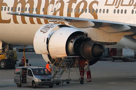 Ein triebwerk explodiert, trümmer regnen vom himmel. U Emirates Boeing 777 außerplanmäßig in Wien gelandet ...