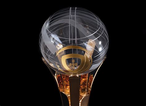 A replica trophy will be gifted to the winners following 12 months with the original trophy. Trophy - Portuguese League Cup - Graphis