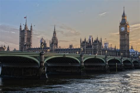 Wissenschaftler warnen, dass es schon bald zu mehr krankenhauseinweisungen kommen könnte. Corona-Krise: Großbritannien könnte es schlimmer treffen ...