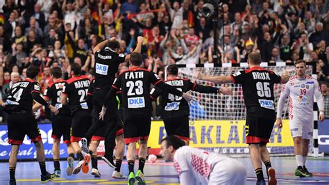 Gegen ungarn geht es bereits um wichtige punkte für die hauptrunde. Handball-WM 2019: Deutschland bezwingt Kroatien und steht ...