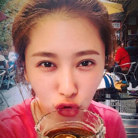 Mar 18, 2021 · 已經息影七年的本土劇女星葉家妤，日前被拍到飄出濃濃嬸味的暴肥肚腩照，網友看到照片紛紛失望的留言：「家妤女神回不去了！」「看來真的是. 本土劇女星當媽奇蹟抽高 真相笑翻眾人 - 自由娛樂